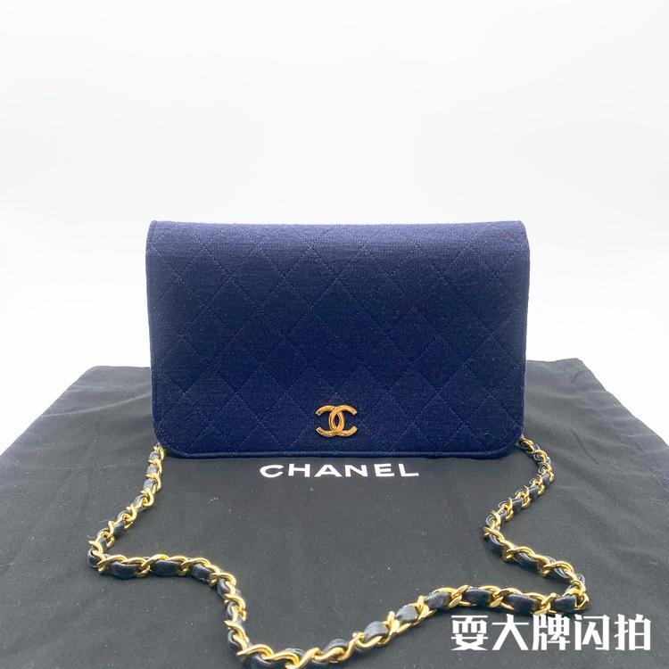 Chanel香奈儿 蓝宝石Vintage布面金扣翻盖链条包 Chanel 香奈儿蓝宝石Vintage布面金扣翻盖链条包，包身挺阔有型，布面很好打理，经典百搭凹造型，可单肩斜挎多种背法，现货好价带走啦，尺寸：24*15cm